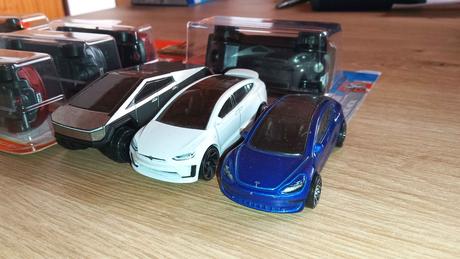 Hot wheels a matchbox autíčka tesla,