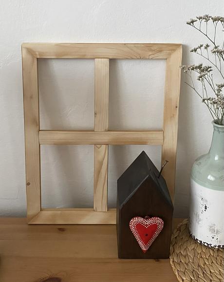 Drevený dekoračný domček a drevené okienko, 