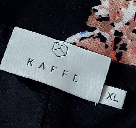 Čierne šaty s kvetmi kaffe, xl