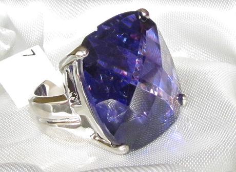 Prsteň s fialovým kameňom,