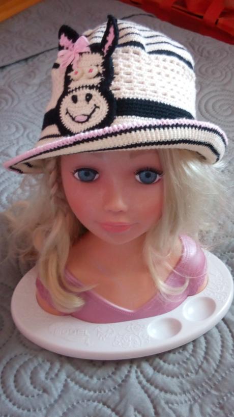 Háčkovaný klobúčik zebra,