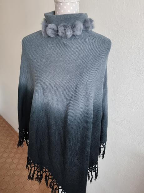 Dúhové pletené pončo  s guličkami z kožušinky, 