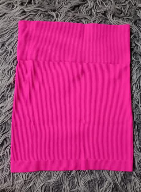 Ružová minisukňa, m / s