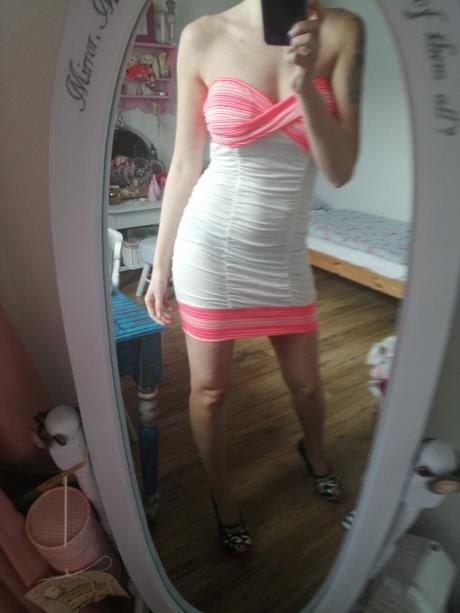 Letné biele šaty s neonovoprúžkovaným kontrastom, h&m,s