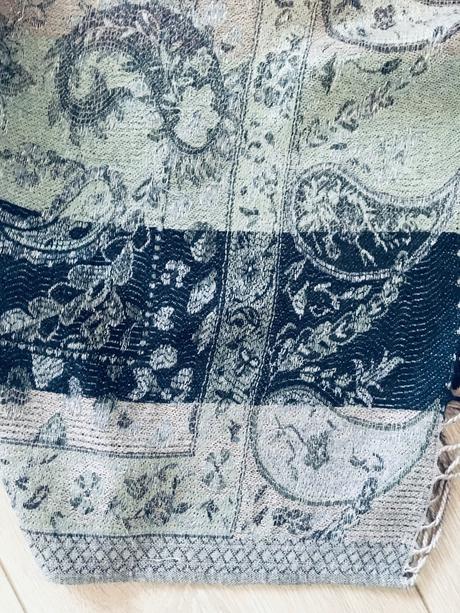 Elegantná štóla pretkávaná striebornou niťou, marks & spencer