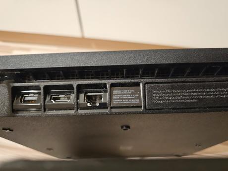 Predám konzolu ps4 a televízorom thomson 32hd5506, 