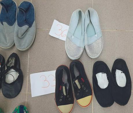 Rôzne topánky z rakúska nosené mojimi dvojičkami,