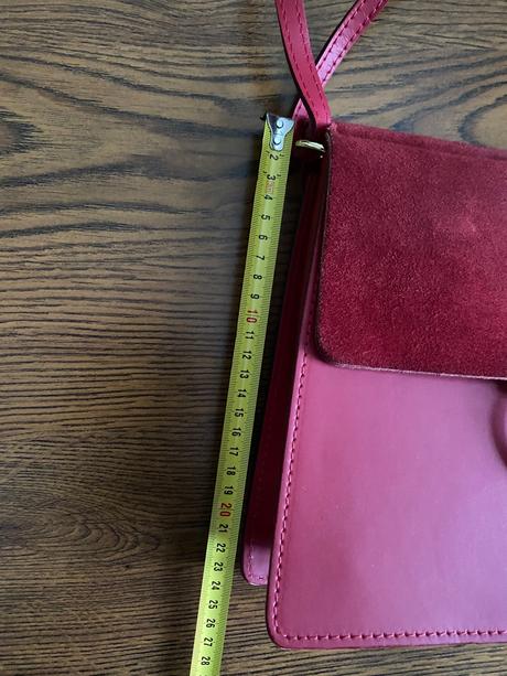 Červená kožená kabelka, 