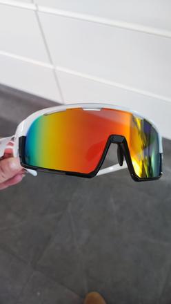 Slnečné športové okuliare,