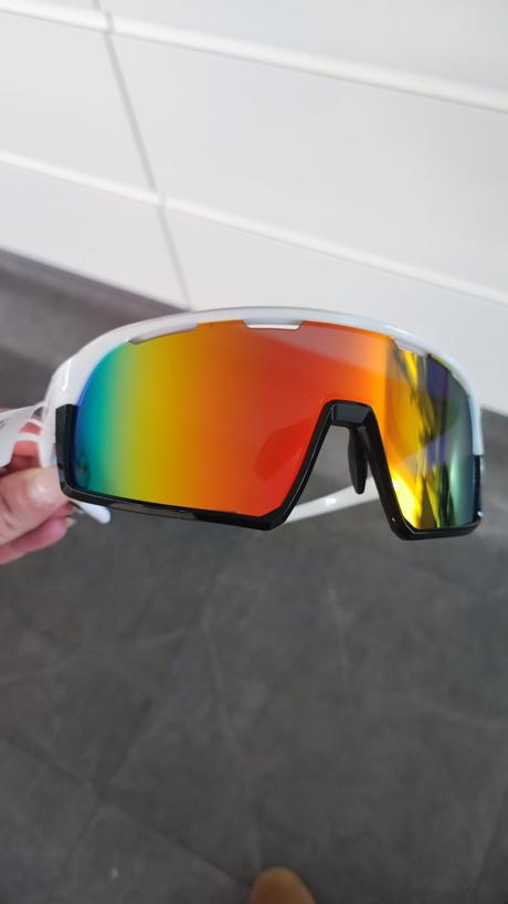 Slnečné športové okuliare,