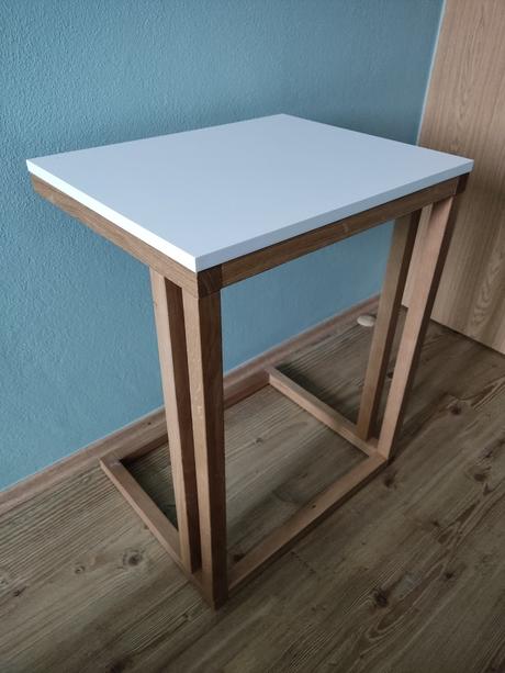 Odkladací stolík v tvare c, 