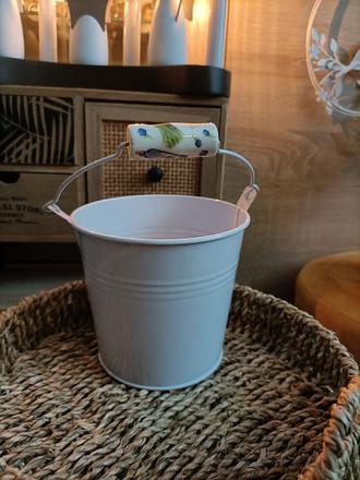 Krásne plechové vedierko na kvet,