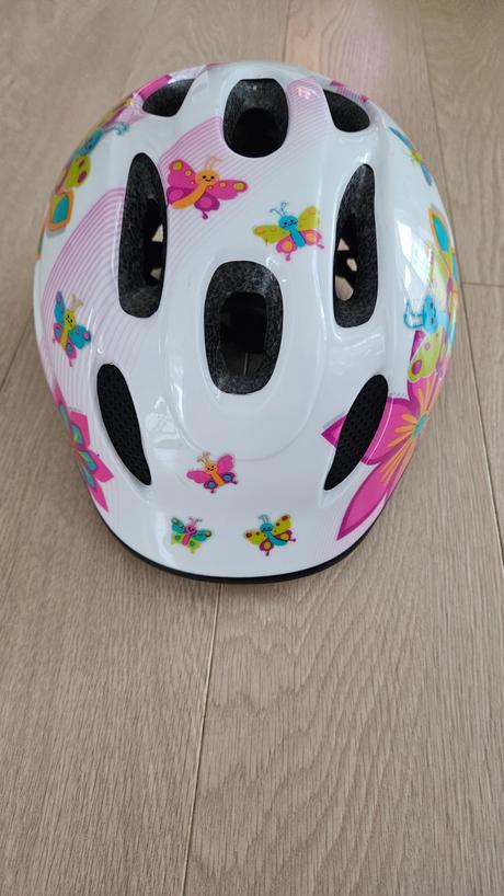 Cyklisticka prilba, s