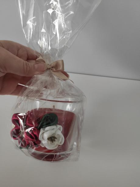 Sviečka v skle ozdobená kvietkami, 