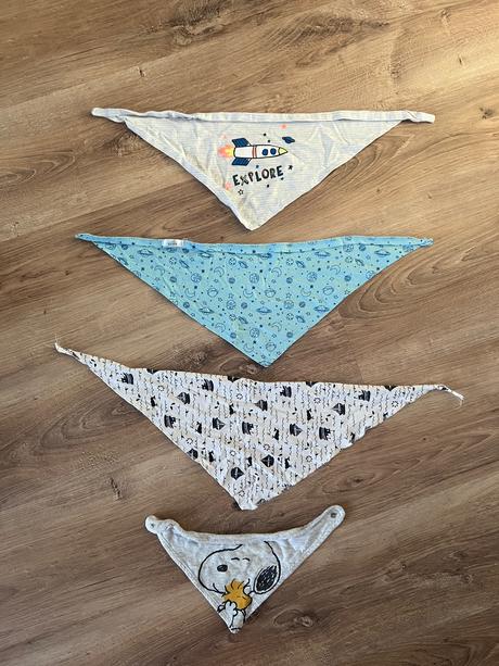 Podbradníky, fľaša, misky, príbor, 