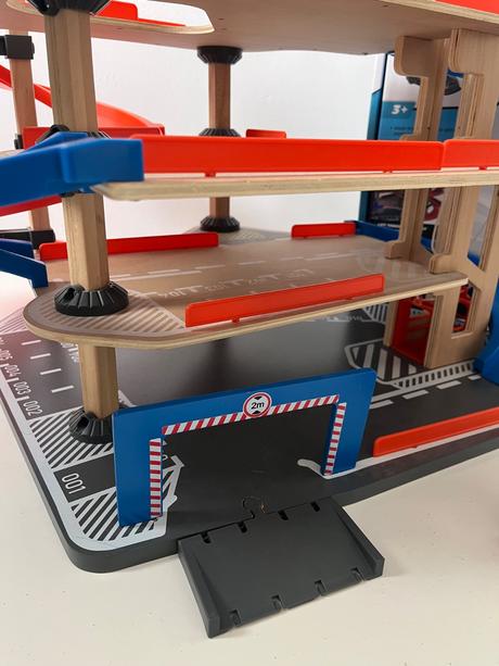 Drevená parkovacia garáž, 