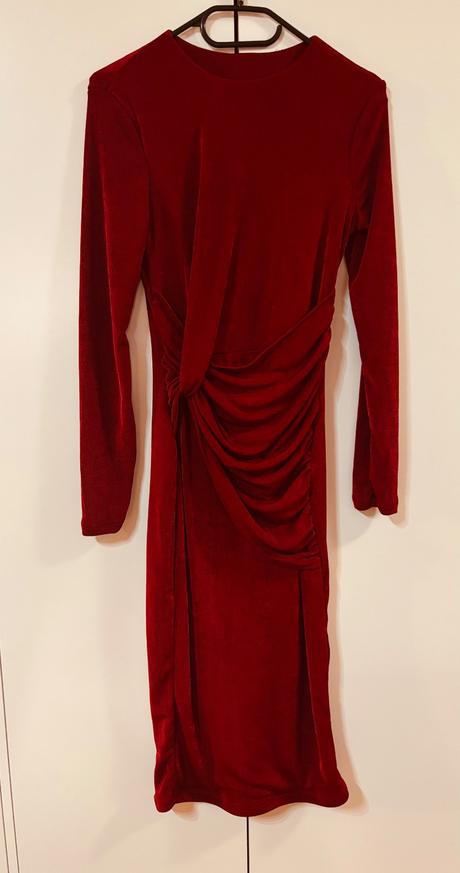 Krasne bordove saty, s