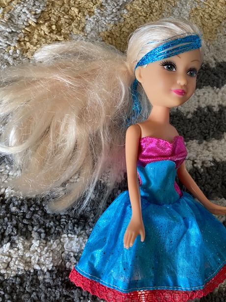 Bábika s modrým pramienkom, 