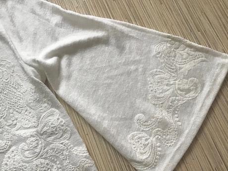 Krásny pulover s ornamentami, s