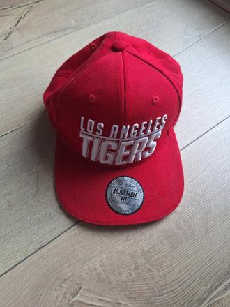 Červená šiltovka,