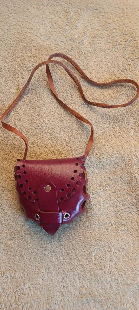 Dievčenské kabelky, kľúčenky...,,