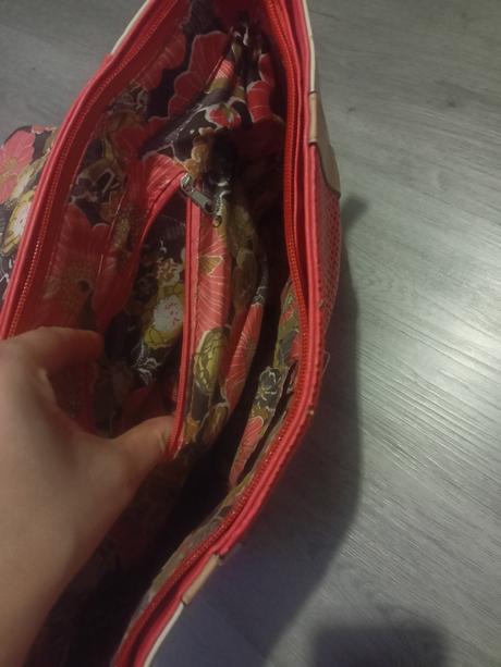 Krásna kabelka s kvetinovým vnútrom,