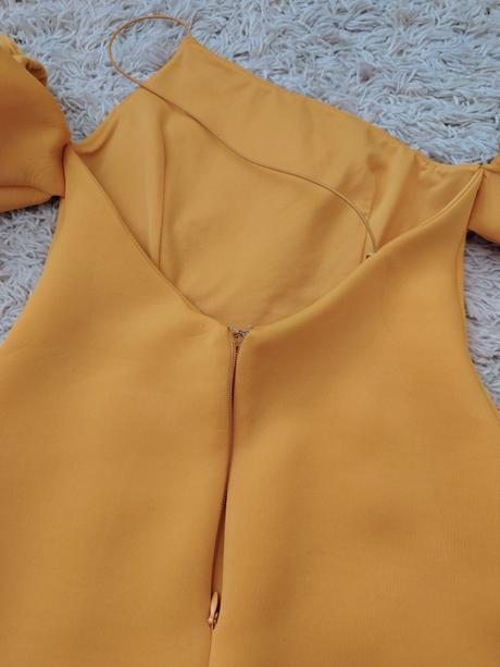 Oranžové šaty s krátkymi puf rukávmi, s