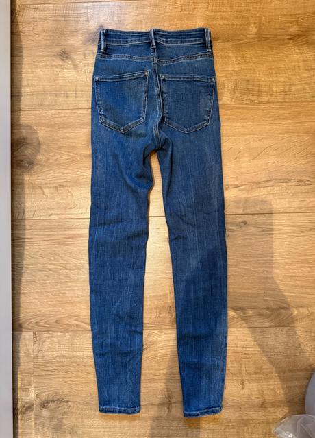 Tmavomodré skinny rifle, 32