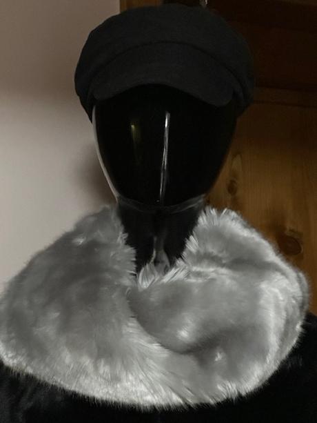 Menčestrová čierna baretka so šiltom, 