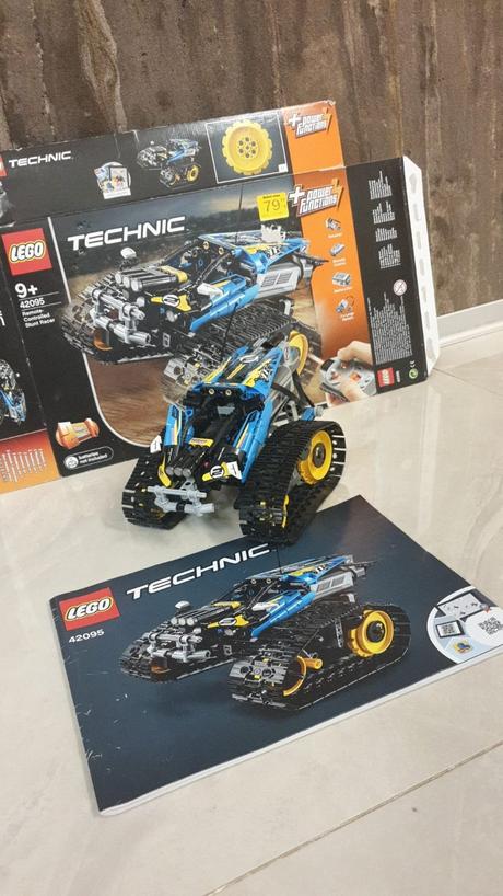 Lego technic 42095 - pretekárske auto s dialkovým, 