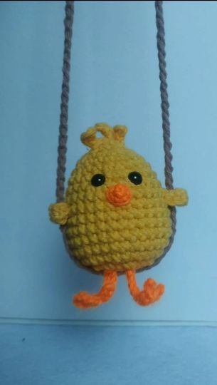 Háčkovane kuriatko na hojdačke, 