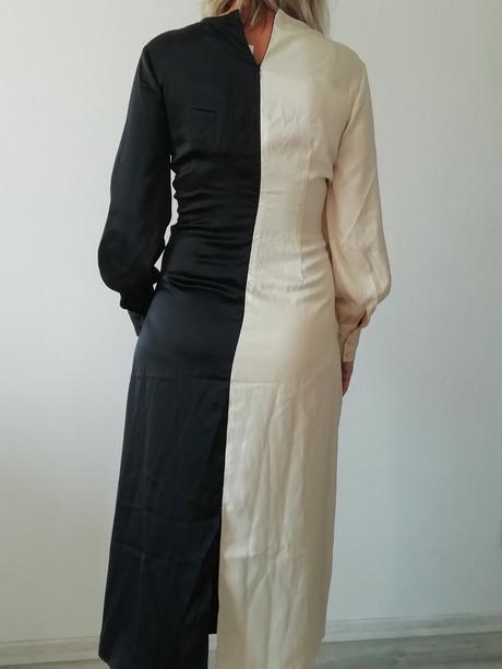 Dvojfarebné šaty yas, s