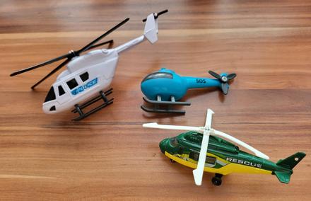3x helikoptéra,