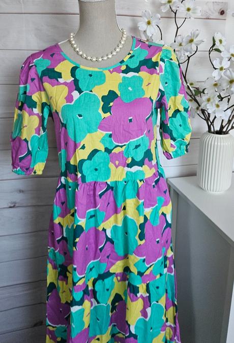 Pekné farebné šaty, s