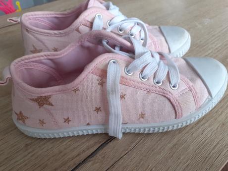 Dievcenske tenisky s hviezdickami, 33