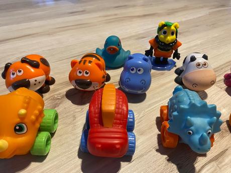 Malé dinosaury autá, zvieratká s krútiacimi hlavam, 