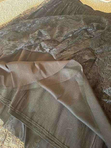 Krajkova krasna sukna, s