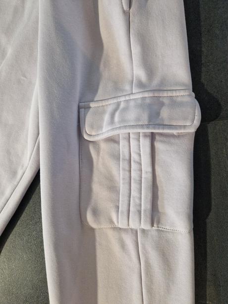 Fialové kapsáčové tepláky, s