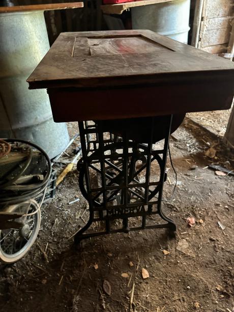 Šijací trón minerva, 