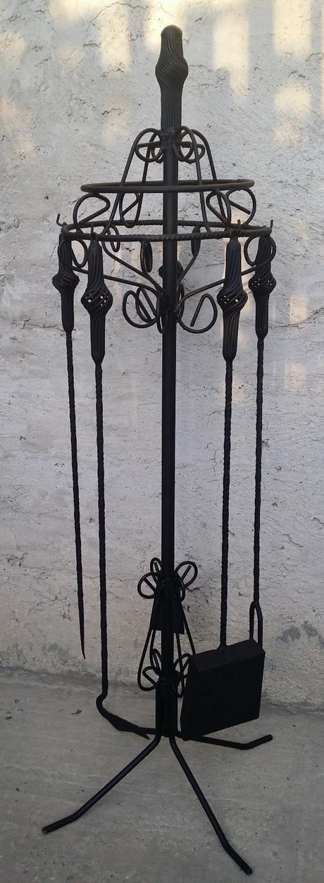 Náradie ku krbu, rukoväte z točeného kovu,