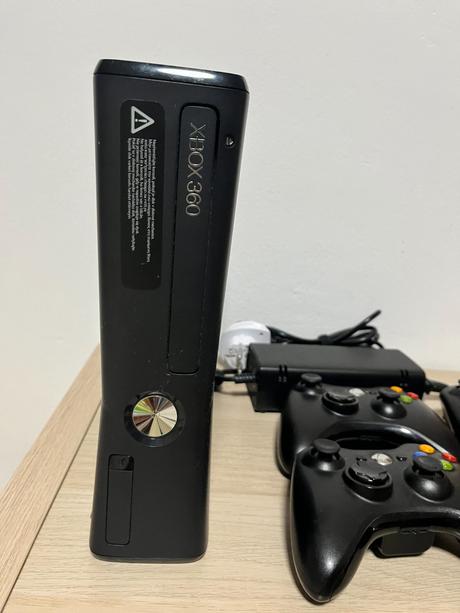 Xbox 360 + 4 originálne ovládače + kinect + 33hier, 