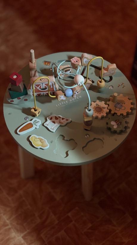 Drevený montessori stolík s aktivitami, 