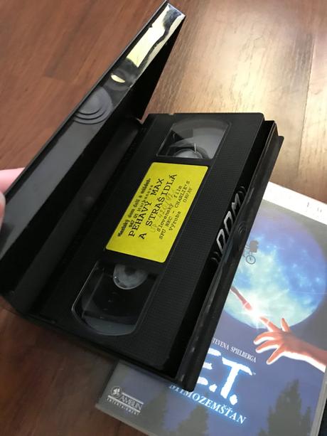2 kazety - rozprávky, filmy,