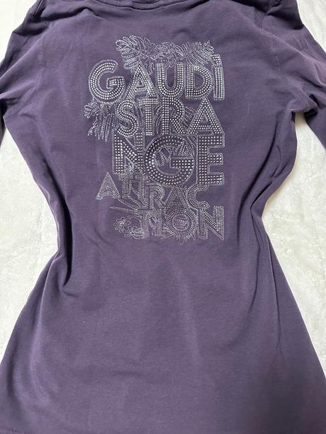 Krásne fialové tričko s nápisom na chrbte z. gaudi, gaudi,m