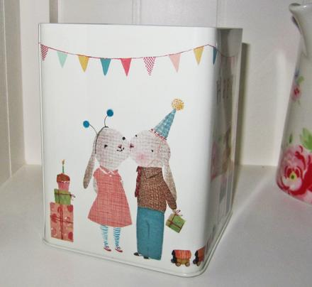 Plechová dóza zajačiky,