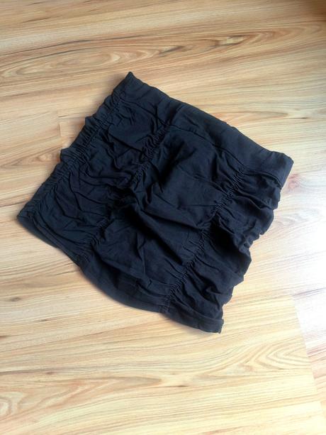 Čierna nariasená minisukňa, m