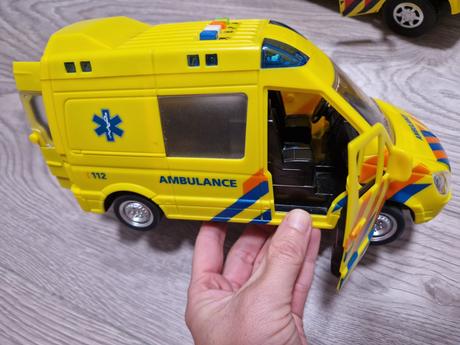 26de_policajne auta a sanitky,