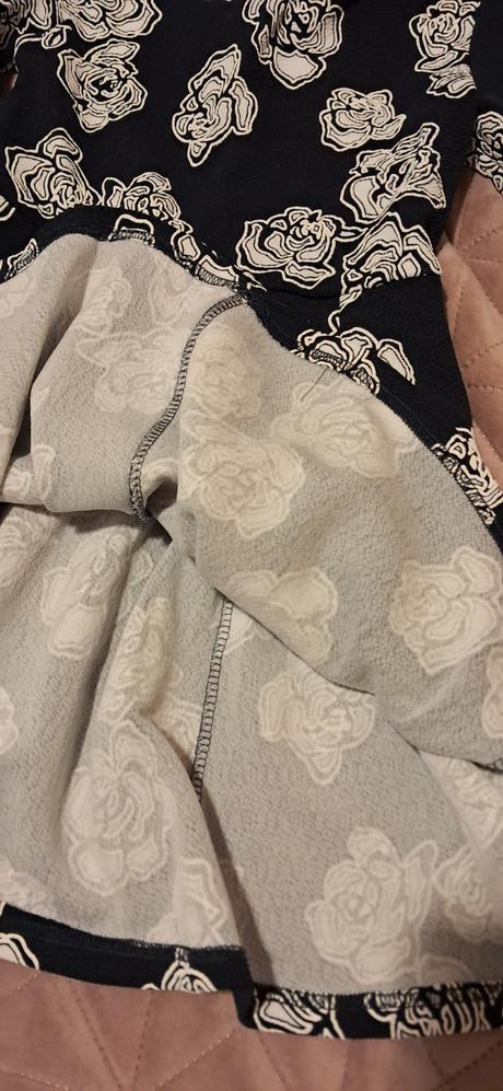 Šaty s ružami, 128