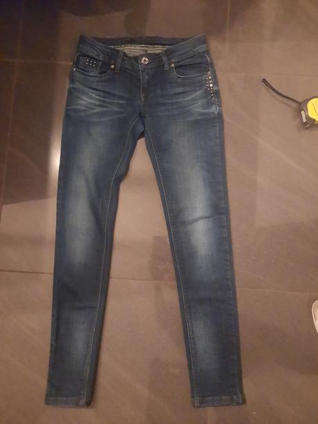 Elastické tmavé rifle, 34