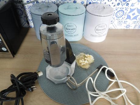 Smalt, keramika, prútené,mlynčeky,,